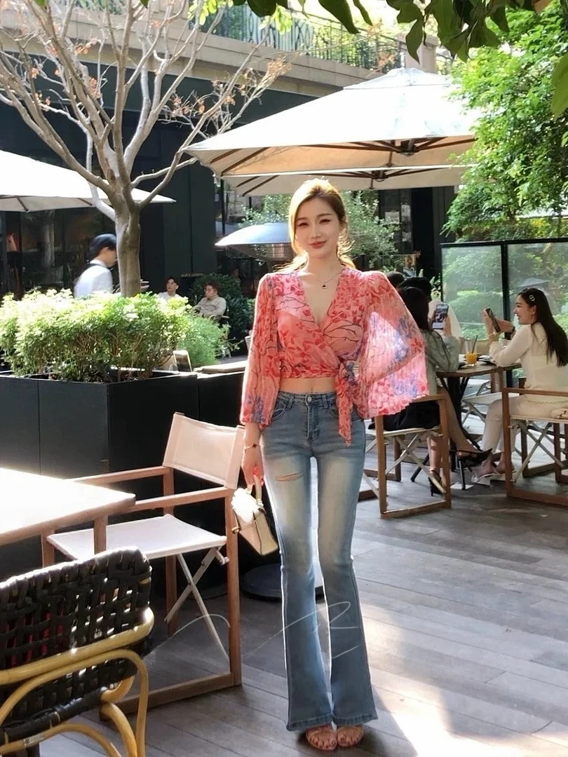 

Женские джинсы Slim Fit с высокой талией, эластичные, микро-клеш, с эффектом утяжки живота и подтяжки ягодиц, с декоративными прорезями