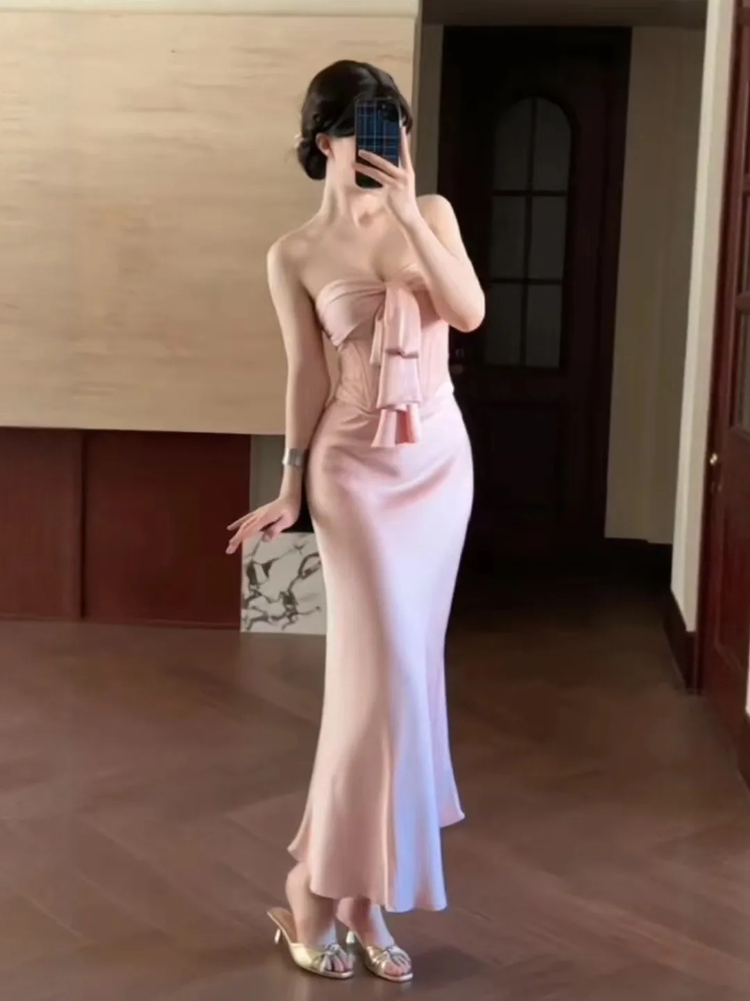 

Женский комплект из двух предметов в стиле Pure Desire: топ без бретелек и юбка, удобный, дышащий, модный вариант для весны и лета.