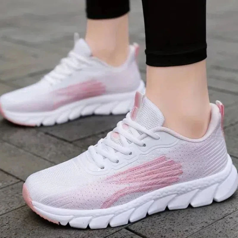 Sepatu wanita tren 2024 kasual pasangan Non-Slip ringan Mesh lembut bernapas olahraga kekasih datar Platform wanita Sneakers Plus ukuran 44