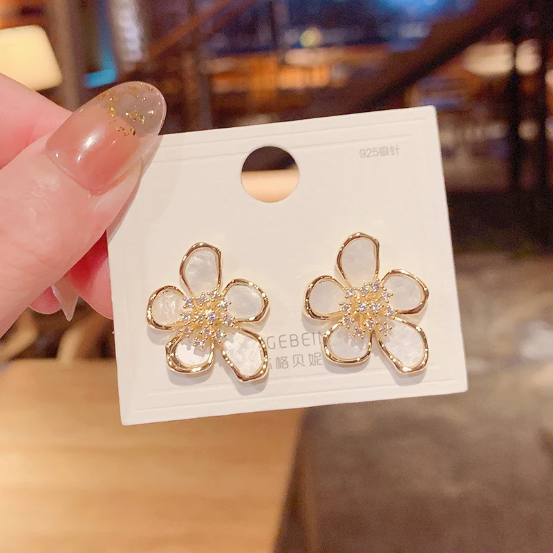 Pendientes de flores de circón acrílico blanco exagerados para mujer, joyería de moda de nuevo diseño de Corea, accesorios elegantes para fiesta de