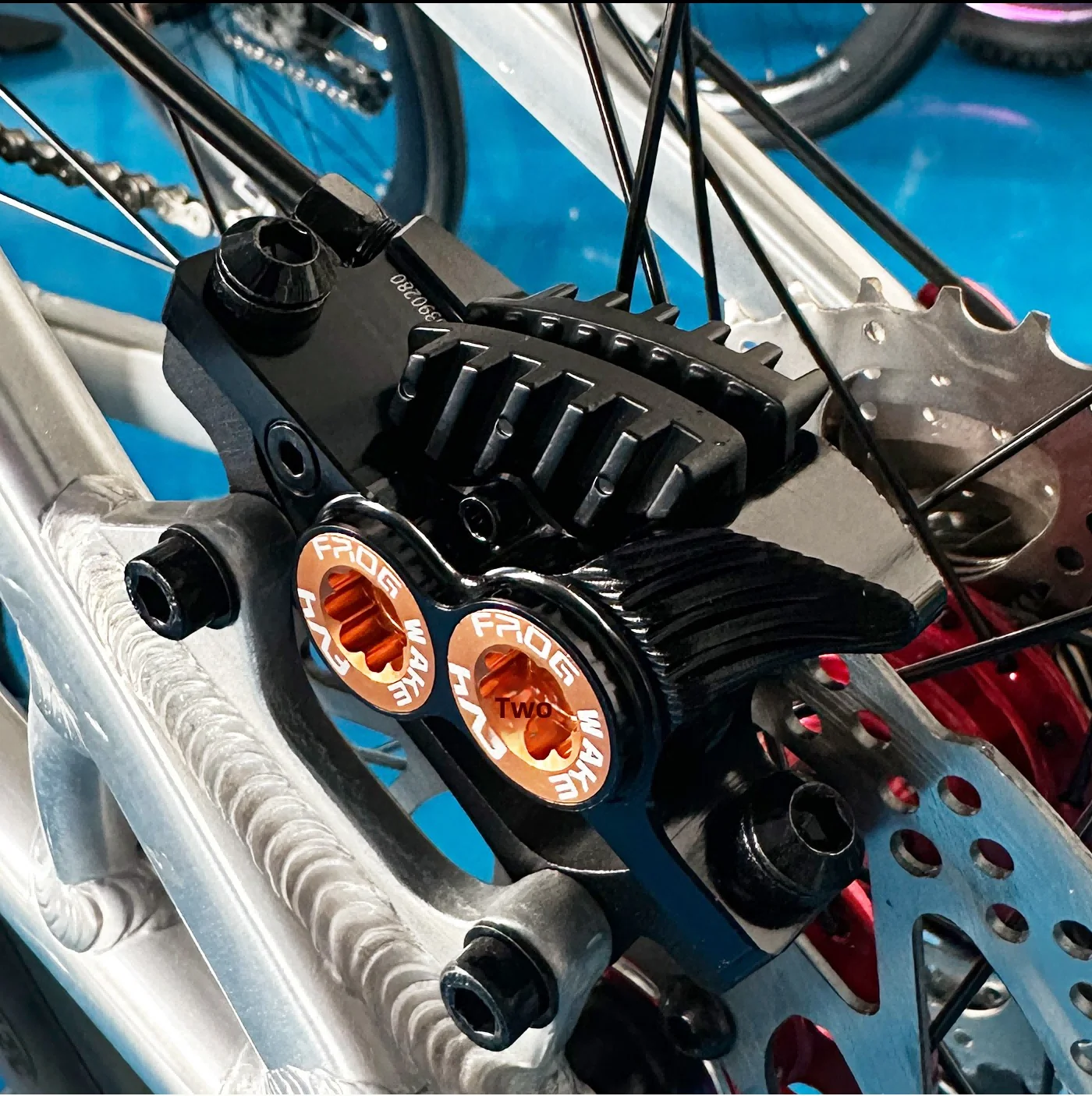 FROG WAKE FW900 MTB Hydraulische Scheibenbremse 4 Kolben 950/1650mm Vorne und Hinten Passend für Shimano Surron MAGURA Fahrrad-Bremsen-Kit – Detail 14