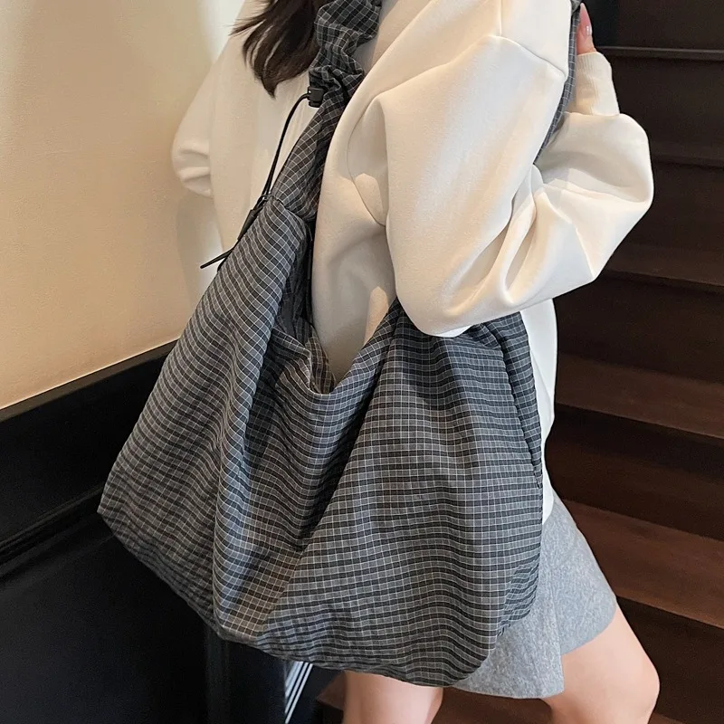 Single shoulder tote bag for women in summer, large capacity casual pleated shoulder strap crossbody bag