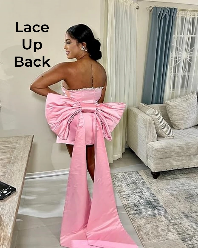 فساتين حفلة موسيقية من الساتان بدون حمالات، فستان كوكتيل قصير على شكل حرف A مع فيونكة مطرزة صغيرة لحفلات العودة للوطن، فستان سهرة