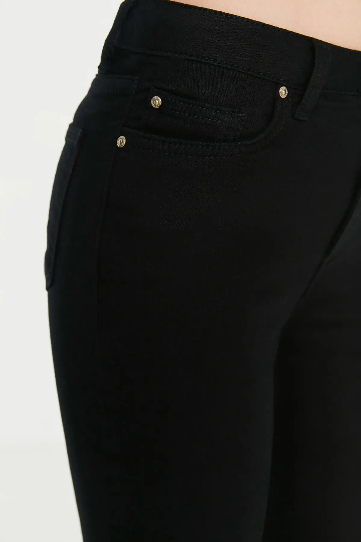 Frauen unverblasste schwarze Röhrenjeans mit hoher Taille