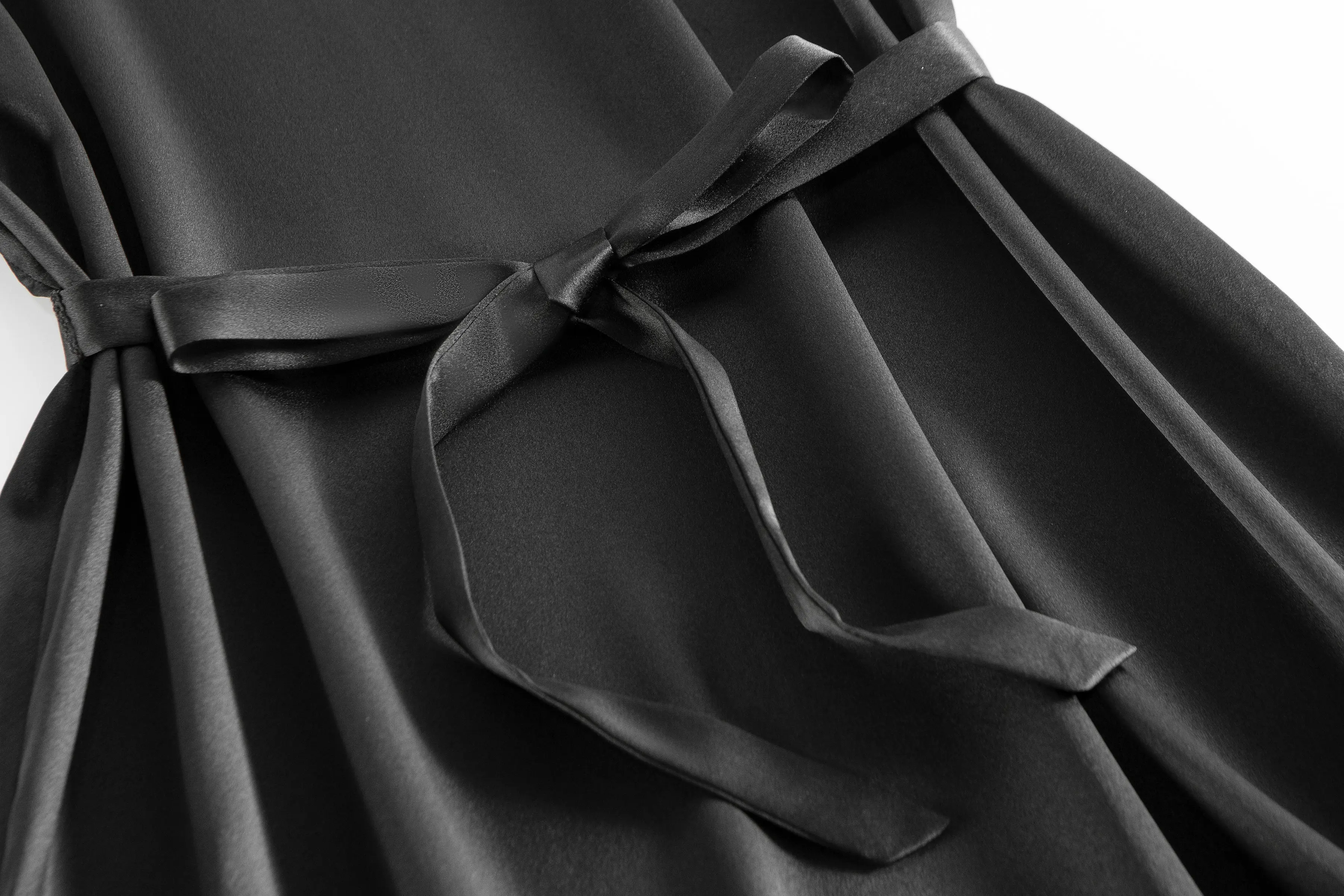 부드럽고 피부 친화적인 100% 천연 뽕나무 실크 새틴 블랙 V넥 패셔너블 허리 벨트 디자인 캐주얼 반팔 드레스