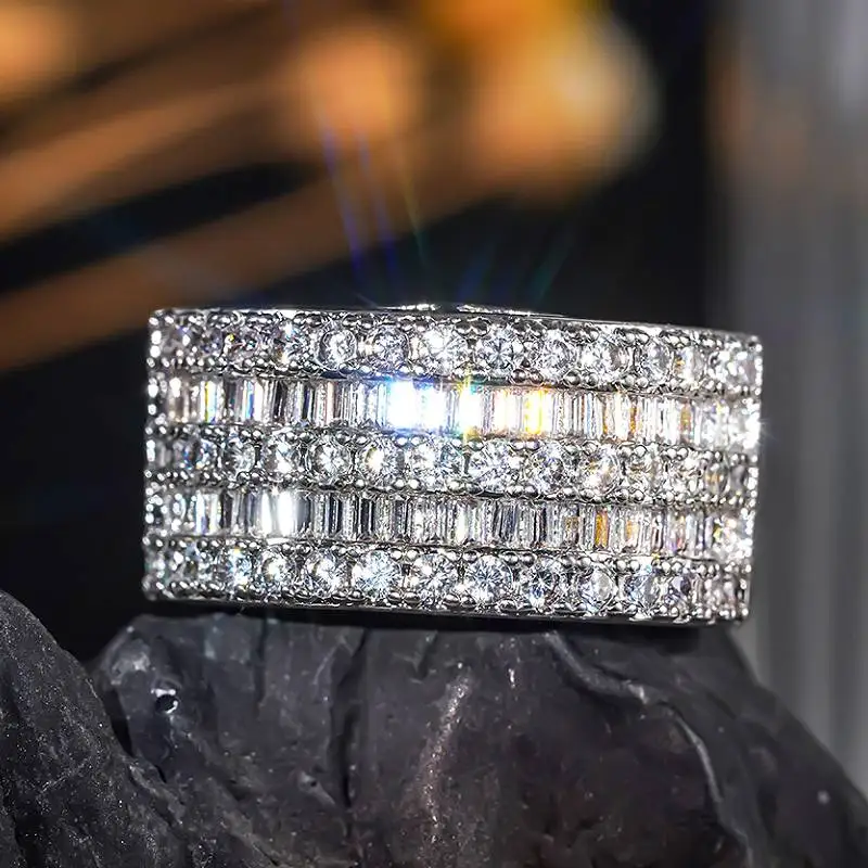 Huitan Charmanter Damenring mit funkelndem Zirkonia, Party-Modeaccessoire, Verlobungsring, luxuriöser, zarter Alltagsschmuck