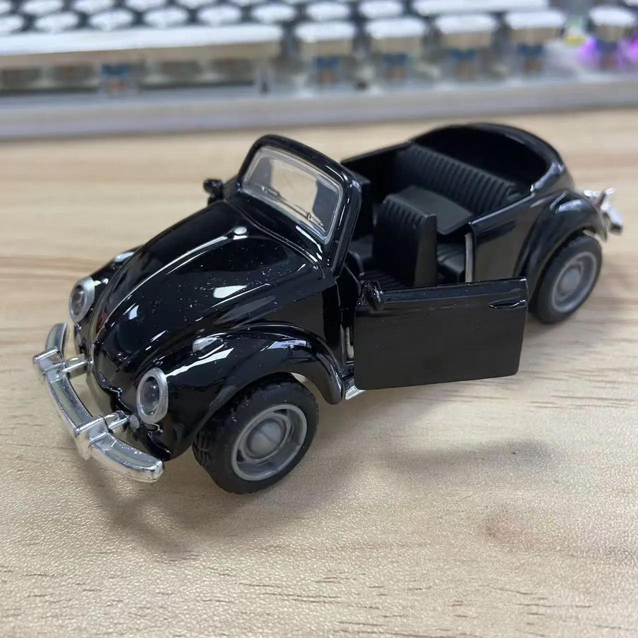 1 Stück, im Beutel verpacktes, klassisches, im Vintage-Stil gehaltenes, aus Zinklegierung gefertigtes Automodell, Retro-Roadster, mit Rückziehfunktion, aufklappbare Seitentüren. – Detail 30