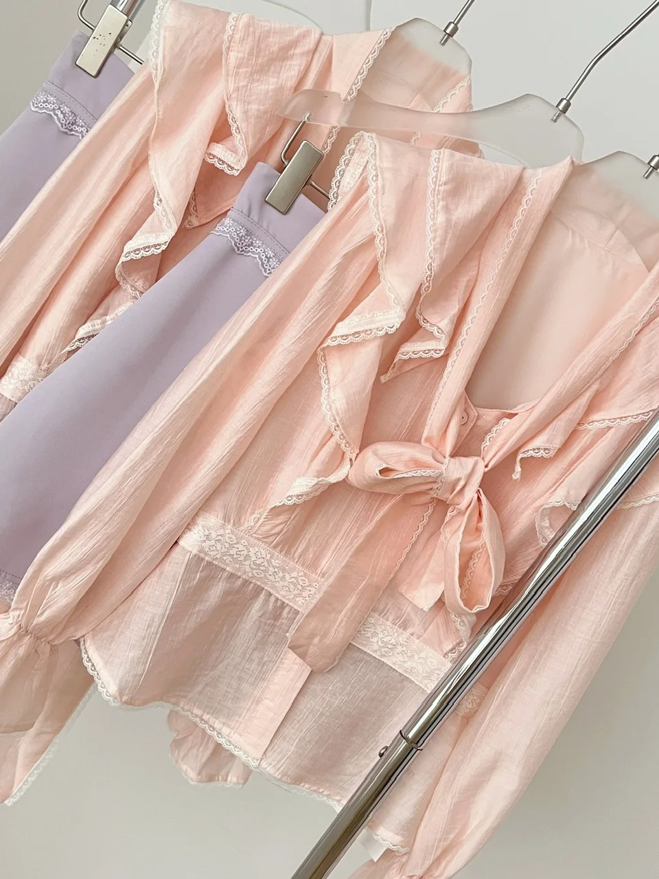 طقم أنيق من قطعتين يتكون من قميص بأسلوب حلو وتنورة عالية الخصر مع ربطة عنق، تصميم نحيف وعصري للنساء في فصل الخريف