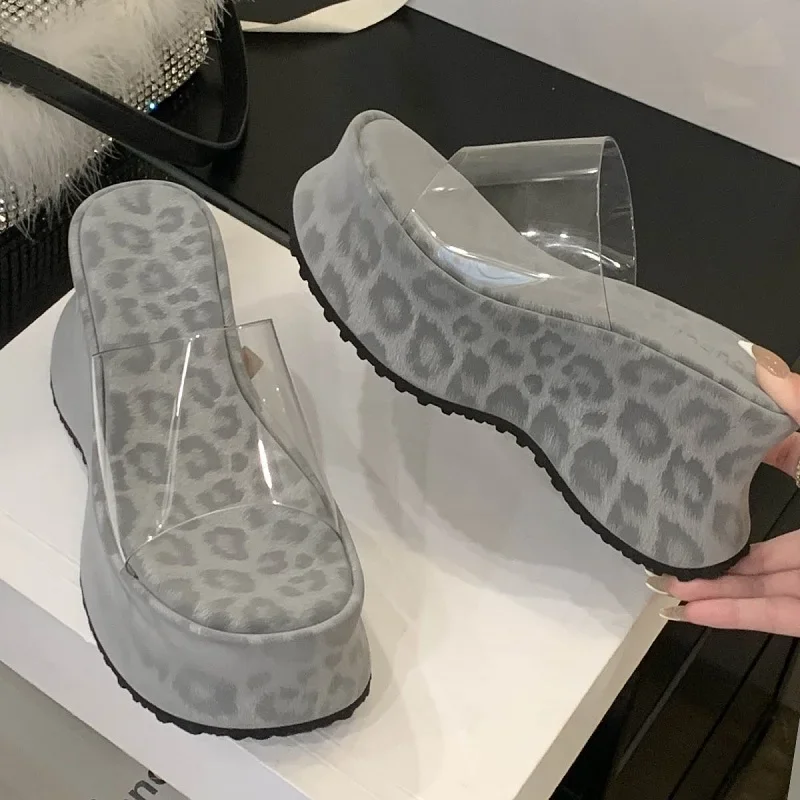 

Eilyken дизайнерские женские тапочки на платформе с леопардовым принтом, модные прозрачные туфли из ПВХ на высоком каблуке, банкетные вечерние шлепанцы