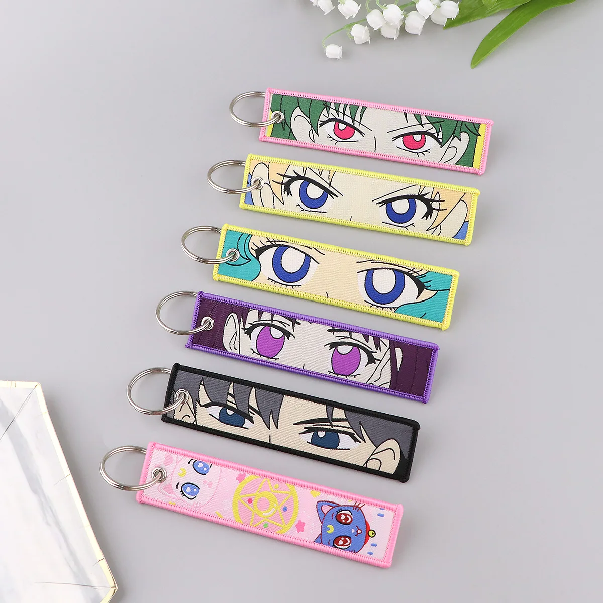 Anime Sailor Moon Bestickte Schlüsselanhänger Coole Schlüsselanhänger für Frauen Männer Auto-Schlüsselring Cosplay Zubehör Spielzeug Geschenk – Detail 4