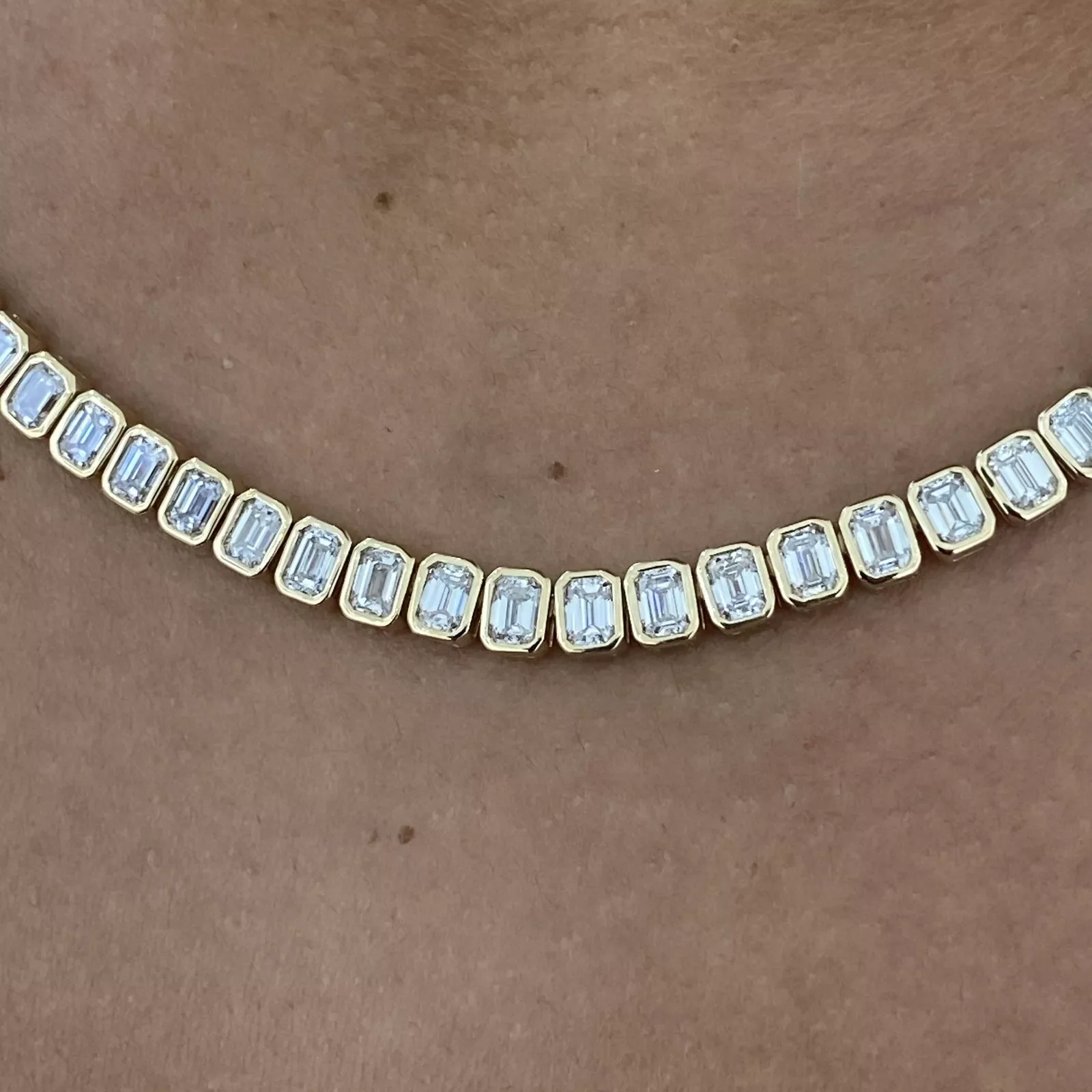 14K Yellow Gold CVD HPHT Diamond Tennis Necklace Emerald Cut DEF VS-VVS Lab Grown Diamond Bezel Setting 9.65Ctw For Lady