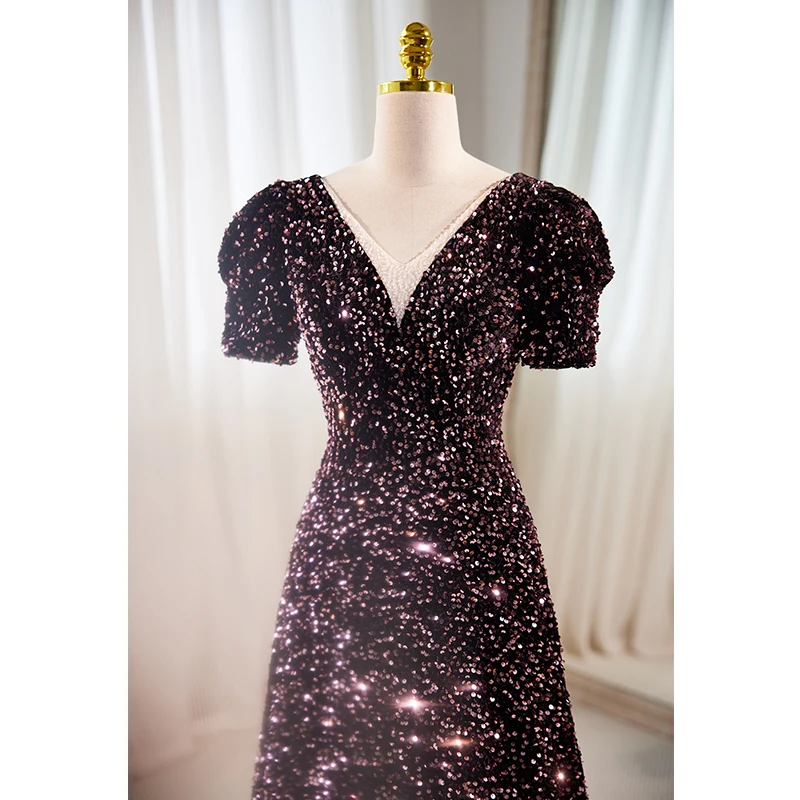 فستان سهرة أرجواني داكن لعام 2025 مزين بالترتر فستان طويل للحفلات الراقصة ورقبة على شكل حرف v وأكمام قصيرة ورباط من الخلف للحفلات