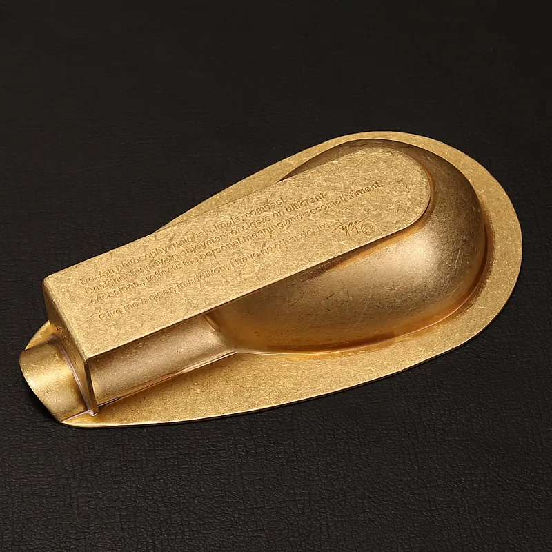 A pure copper vintage and practical cigar ashtray is placed on the living room table as a gift for cigars