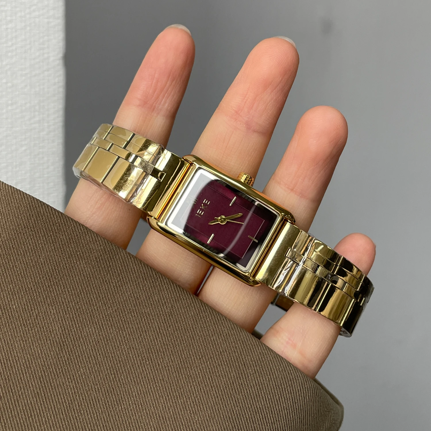 ساعة يد نسائية أنيقة، أرجواني قديم، قيمة عالية وأنيقة، ساعة يد نسائية أصلية جديدة تمامًا لعام 2026.