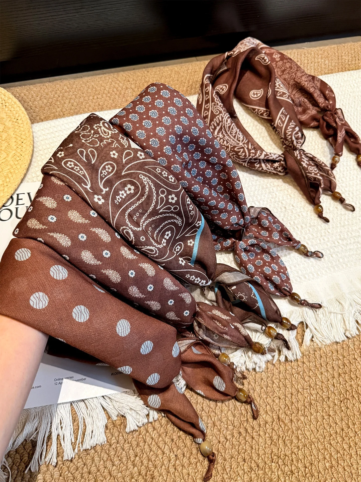 lenco-de-seda-marrom-com-estampa-floral-de-amendoa-e-poas-colar-feminino-vintage-com-contas-pequena-bandana-lenco-de-cabec