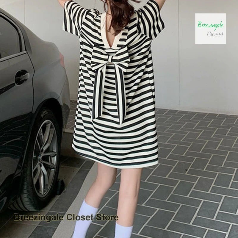 フレンチスタイルのリボンバックレスVネックストライプドレス女性の夏の新しいファッションルーズプラスサイズカジュアルジョーカースリムTシャツスカート。