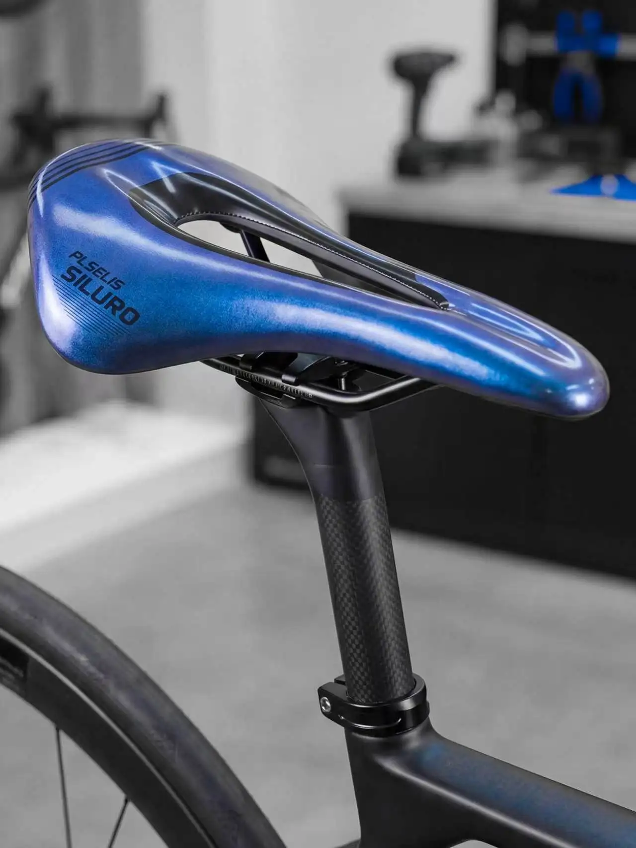 

Plselis Carbon Fiber Road Bike Seat Lightweight Hollow Breathable Design 130g Road Bike Saddle Riding AccessoriesPS--2046