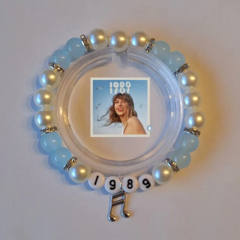 Taylor Swift's 1989 Pulsera temática del álbum de música Y2K Pulsera hecha a mano con dijes de moda adecuada para fanáticos de Taylor Swift