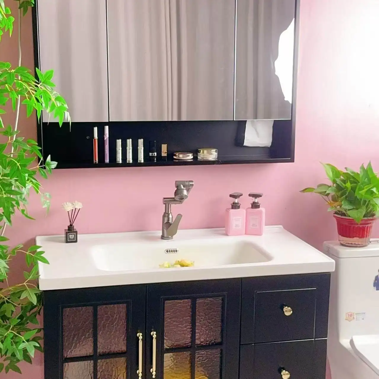 

Шкафы для ванной комнаты, настенные керамические умывальники, черные тумбы, шкафчики для ванной.