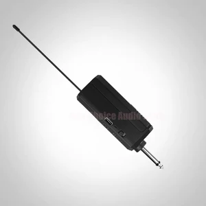 Sahnede bir mikrofonun kaidesindeki 6 büyük satış-no. 1