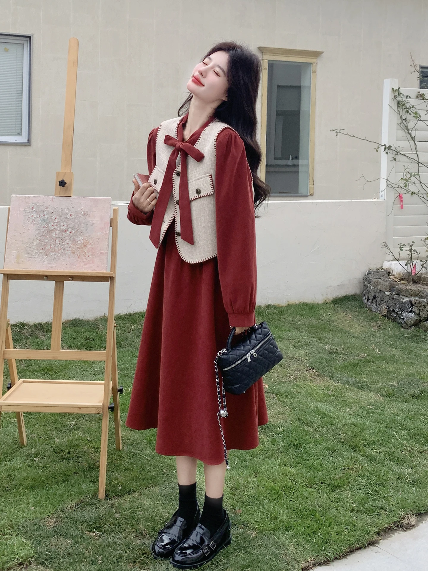 

Элегантный красный комплект: длинное платье и жилет. Женский модный костюм-двойка весна 2026. Стройнящий эффект, завязка на талии, универсальный крой.