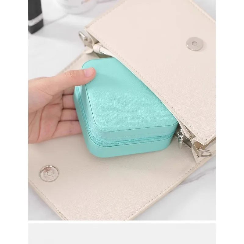 صندوق مجوهرات محمول للسفر منظم حقيبة تخزين مجوهرات صغيرة مع مقصورات للخواتم والأقراط والقلائد