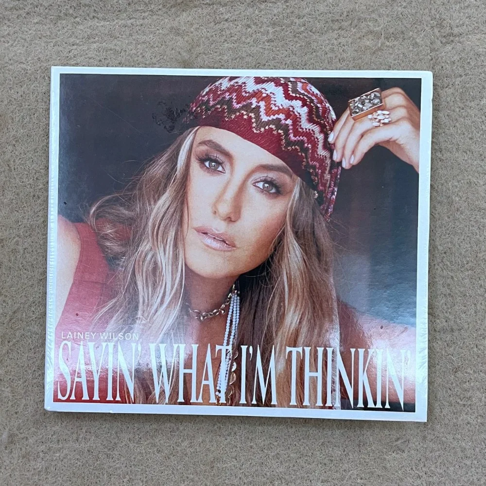 

CD Lainey Wilson Sayin' What I'm Thinkin' — сладкий кантри-музыкальный драгоценный камень — тексты песен теплых вокалов и сердечного фетра для фанатов страны