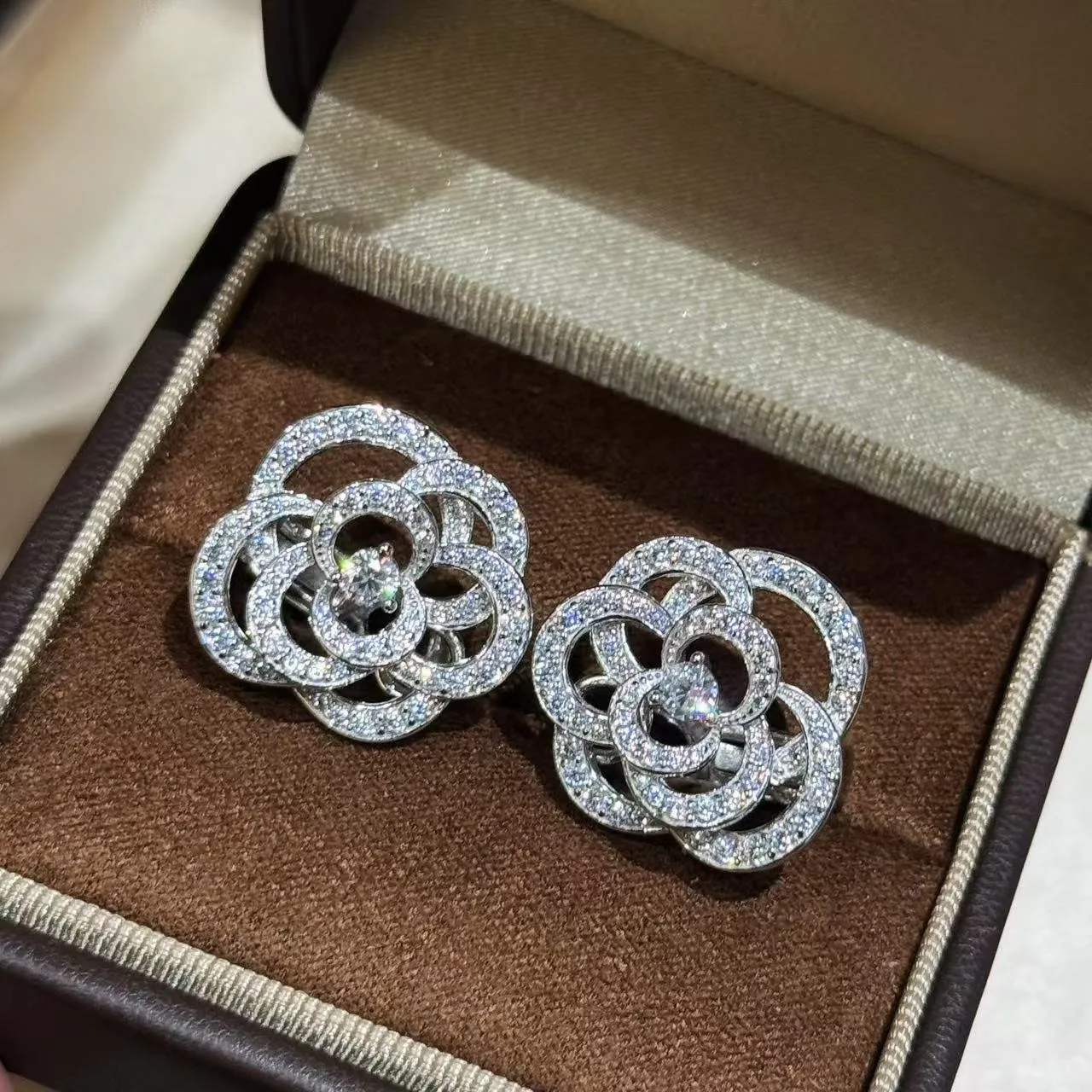 Elegant Flowers Stud Earrings Novel Hollow-out Delicate Ear Accessories for Women Aesthetic Daily Wearable Charms Jewel