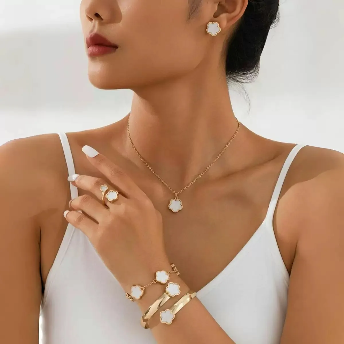 

Ele Five-Petal Flower 5-Piece Jewelry Set Nelace Bracelet Earrings Ring Faionable Alloy Material Box Paaged