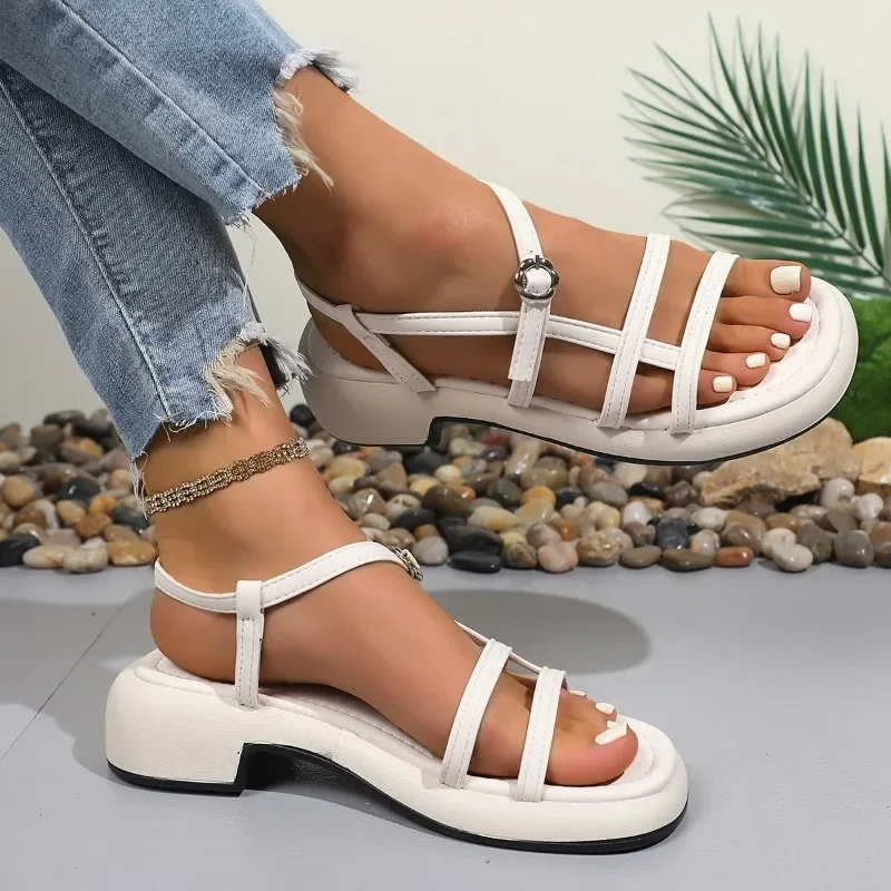 أحذية نسائية 2025 رائجة البيع مشبك حزام الصنادل النسائية موضة ضيق النطاق صندل كاجوال Swomen الصيف اللمحة تو الكعب الصنادل
