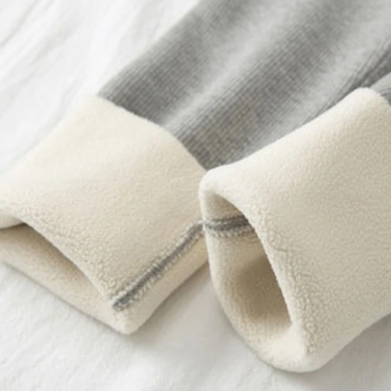 بنطال رياضي نسائي رمادي مضلع خفيف الوزن شبكي بدون خياطة لملابس رياضية مخططة متباينة لفصل الصيف والخريف