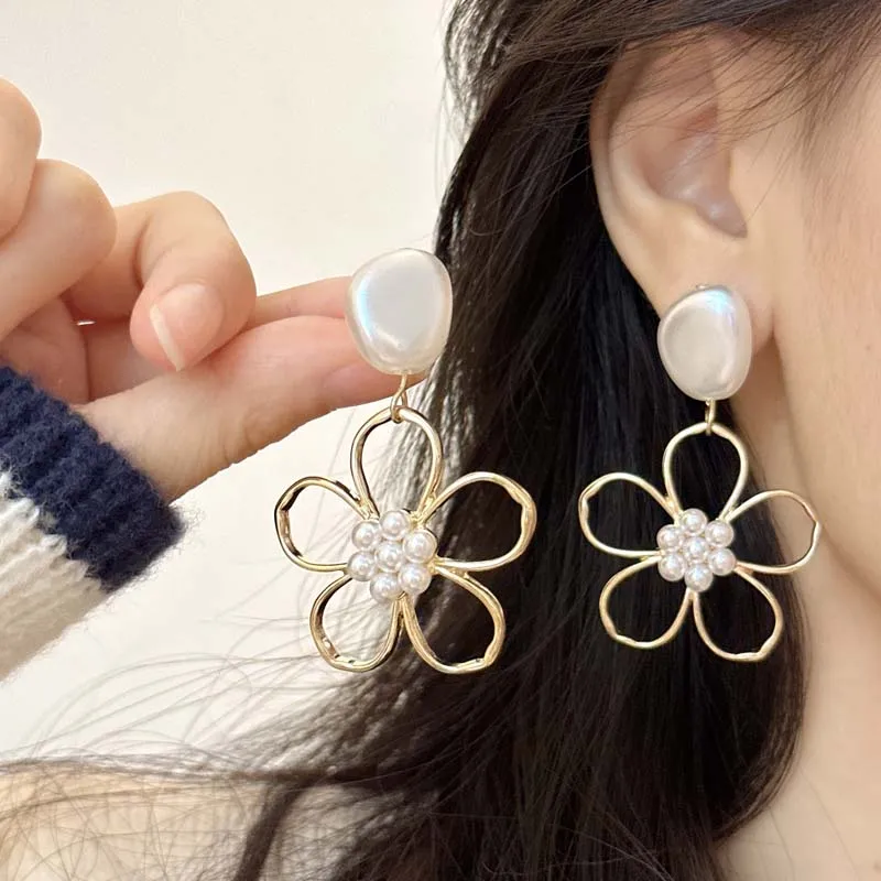 Simple Pearl Flower Earrings For Women Fashion High-End Metal Sense Temperament Earrings 2025 Trend