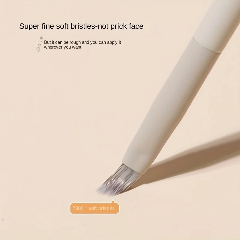 แปรงคอนซีลเลอร์และแปรงแต่งหน้าแบบสองหัวพร้อมขนแปรงสังเคราะห์ที่นุ่มและแม่นยำพร้อมปลายฟองน้ำสำหรับการแต่งรายละเอียดใต้ตา/ร่องน้ำตา