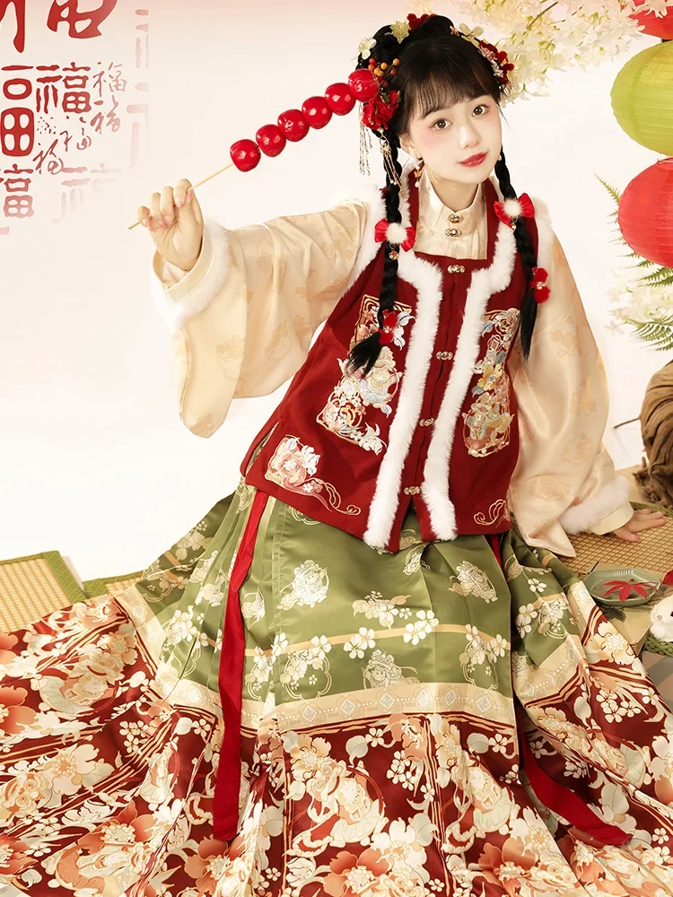 The square collar embroidery of the Ming Hanfu is thickened in autumn and winter than the armor horse face skirt