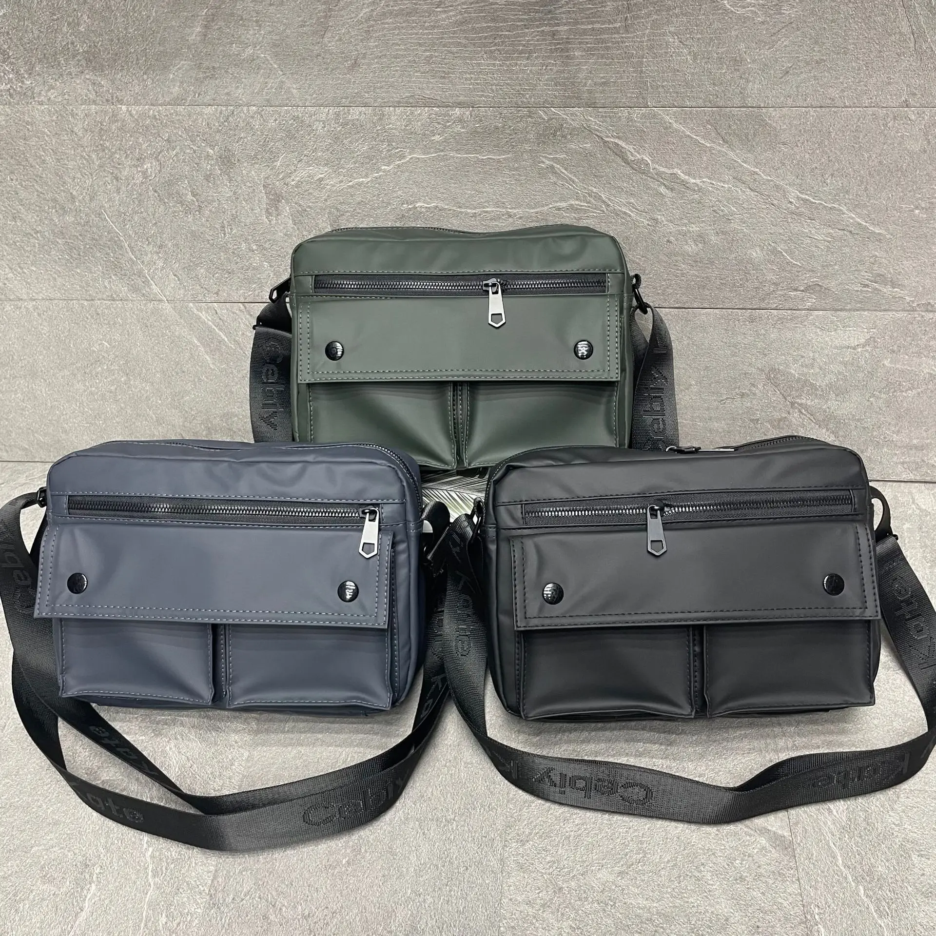 

Простая мужская водонепроницаемая кожаная сумка на одно плечо с откидной крышкой, рюкзак через плечо большой вместимости с несколькими отделениями