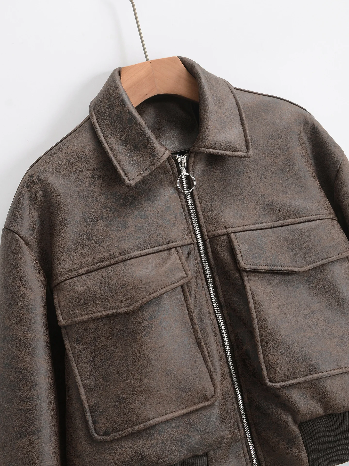 سترة نسائية لخريف 2025 مصنوعة من الجلد الصناعي وسحاب وطية صدر السترة كاجوال متعددة الاستخدامات