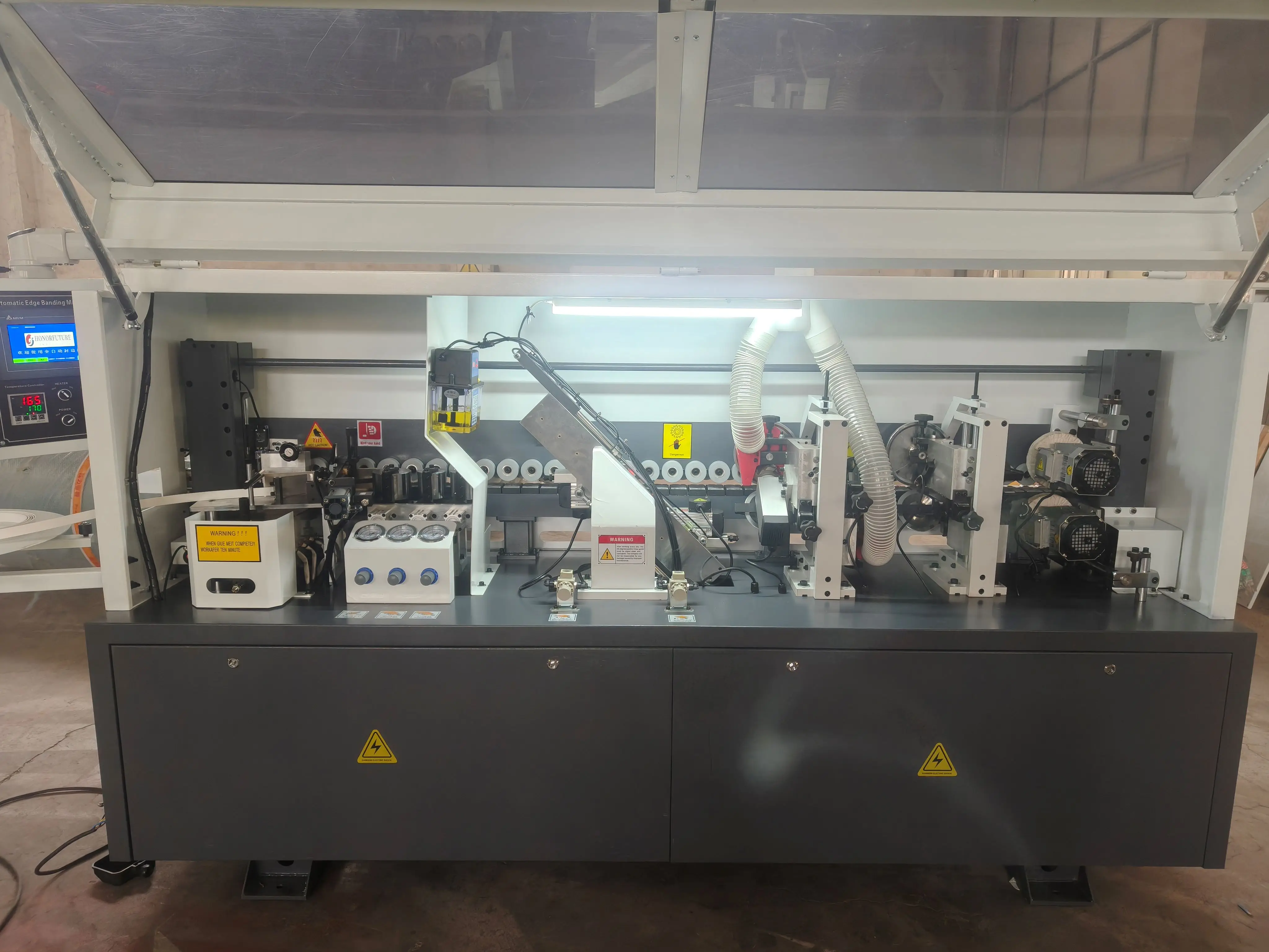 Automatyczna maszyna do obróbki krawędzi PVC z pięcioma funkcjami klejenia krawędzi do zakładów produkcyjnych paneli na bazie drewna