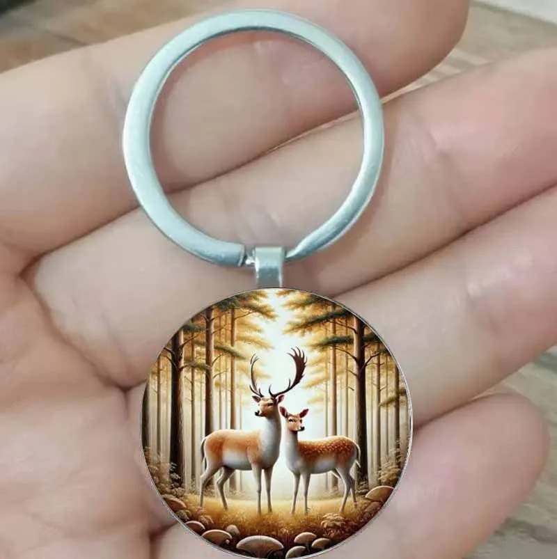 Брелок-в-стиле-ретро-с-оленем-—-два-оленя-в-солнечном-лесу-—-круглый