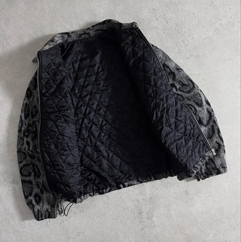 Herrenjacke mit Leopardenmuster und Reißverschluss, Streetwear, lässiger Schnitt, lockere Passform, Tiermuster, modische Oberbekleidung. – Detail 10
