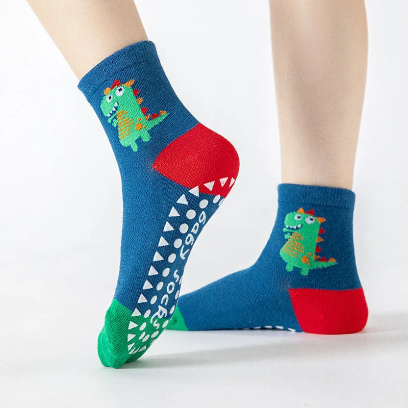 5 Paar rutschfeste Jungensocken mit niedlichem Dinosaurier-Cartoon-Muster, bequem, atmungsaktiv, für Kinder und Babys, Bodensocken für Frühling und Sommer – Detail 4