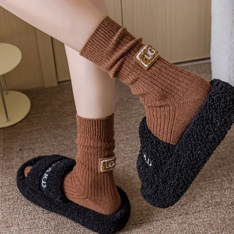 2022 Damen Herbst/Winter Mittelkalb Alphabet Stoff Logo Wolle Thermo Chunky Socken Koreanischer Stil Outdoor Wear Schneestiefel Hohe Socken