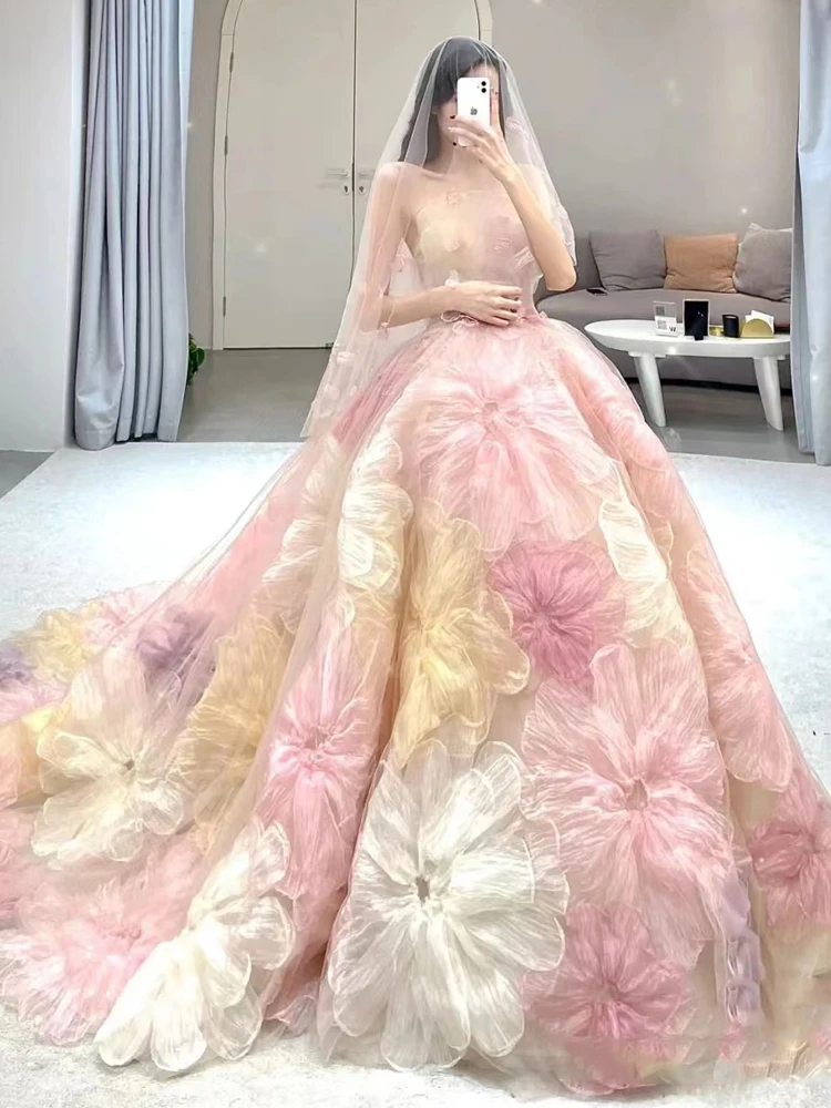 Suknia ślubna Ele Floral, lekka, tiulowa, ekskluzywna, szyta na miarę, stylizowana na dr. Korean, z długim trenem.