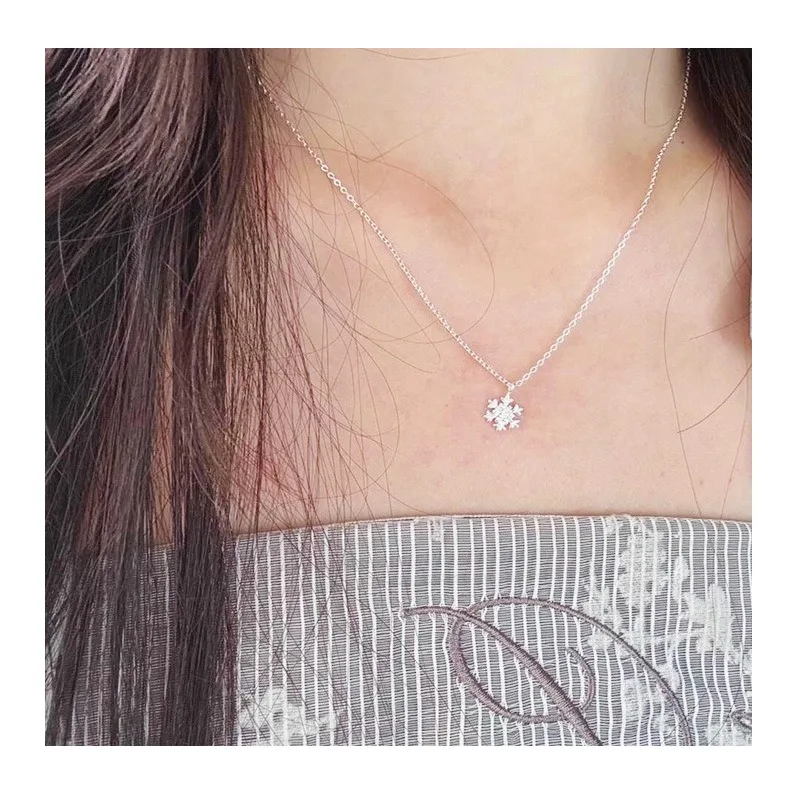 Christmas Snowflake Necklace Female Same Niche Cold Wind Zircon Pendant Temperament Versatile Collarbone Chain Tide
