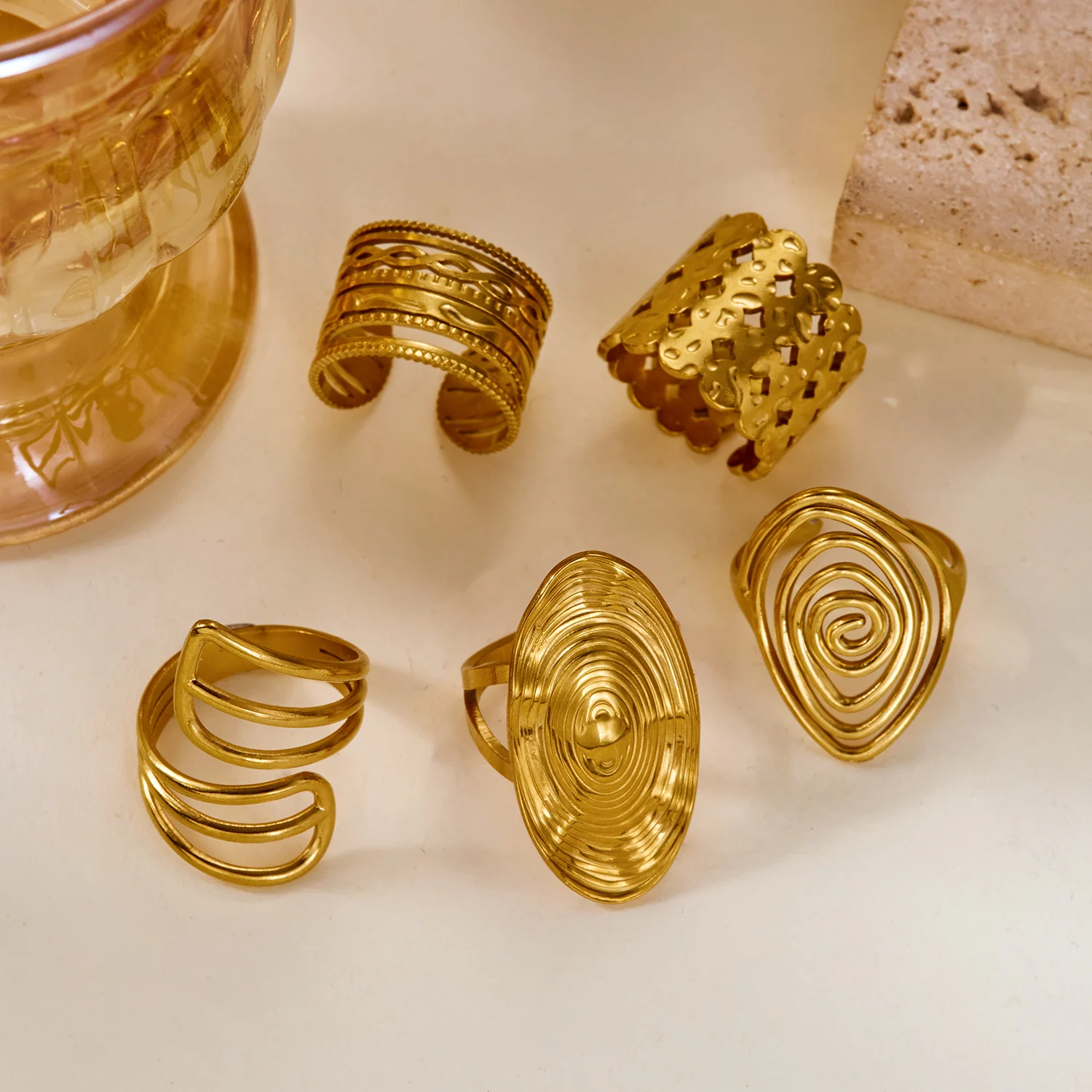 Gmai Geometrischer PVD-beschichteter Edelstahl-Ringset für Damen, Übertriebene Unregelmäßige Manschettenringe, Statement-Partyschmuck, Geschenk – Detail 5