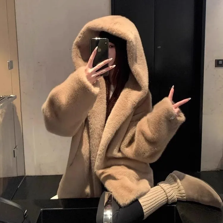 Herbst Winter Neuerscheinung Damen Kapuzen-Kunstpelzjacke Verdickte Lange Plüsch-Lederjacke Lässiger Vielseitiger Polyester-Mantel