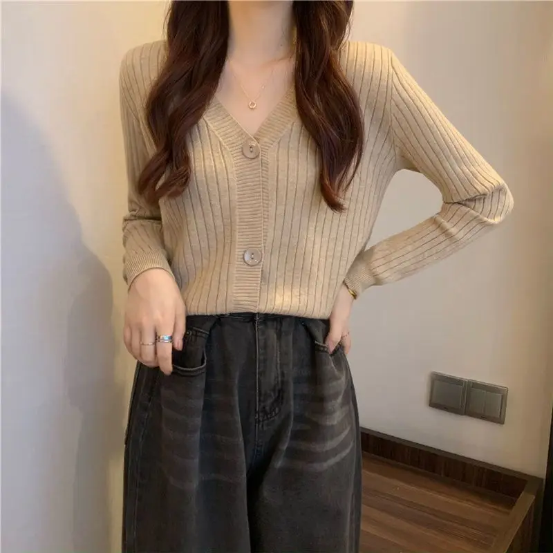 Sweet Women\'s 2024 Autumn Winter New Patchwork V-neck Button Screw Thread Fashion Solid Color Versatile Knitted Long Sleeved Top