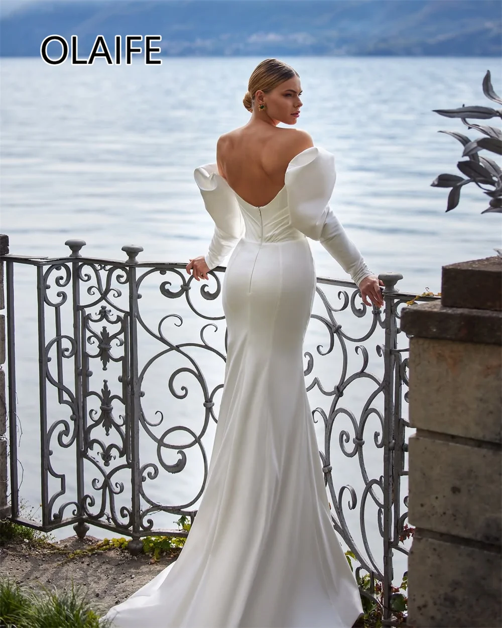 Plaża Off Shoulder satynowa plisowana suknia ślubna z odkrytymi plecami bufiaste rękawy długie suknie ślubne z sądem dostosowane