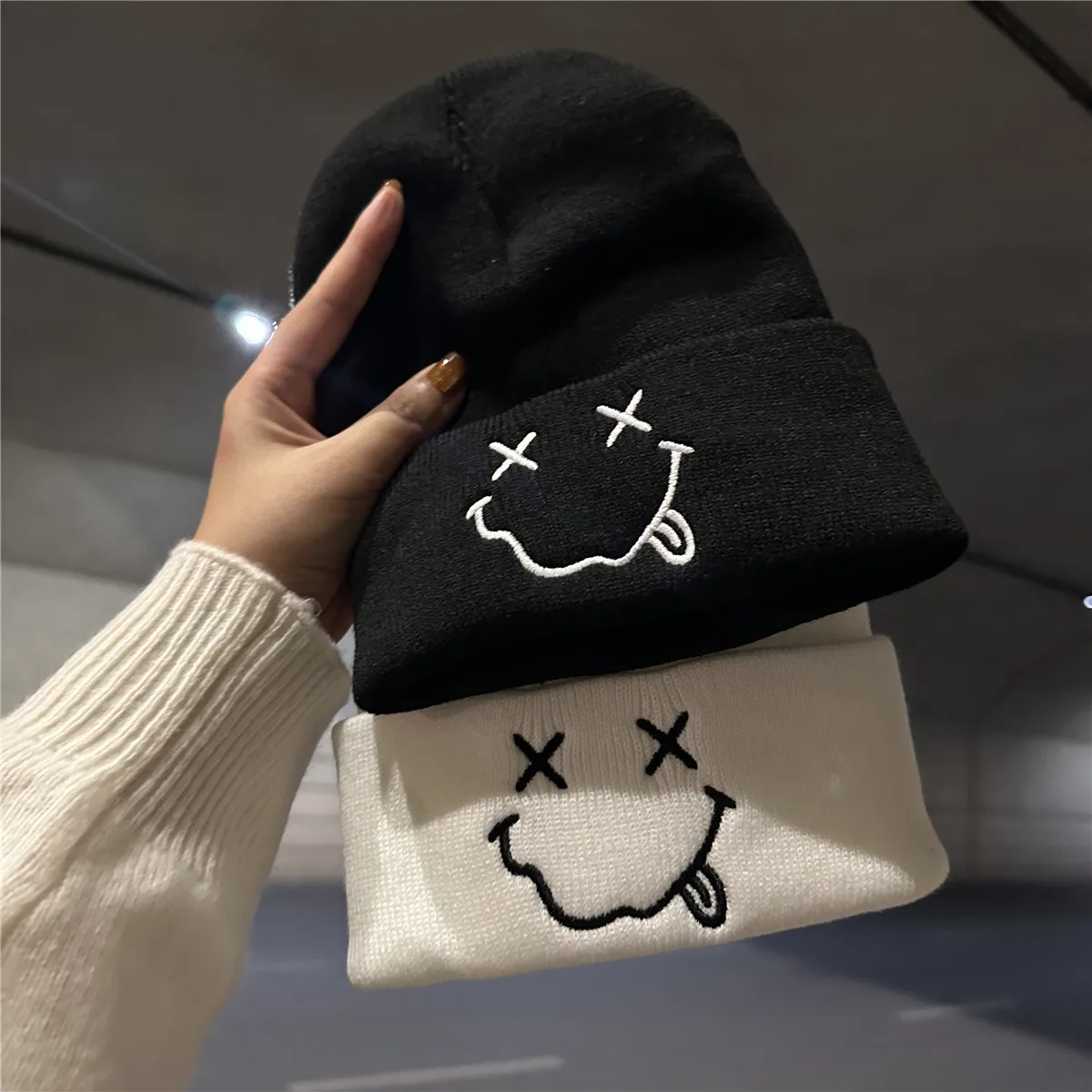 1 cute smiling embroidered knitted hat, suitable for both men and women, suitable for daily wear