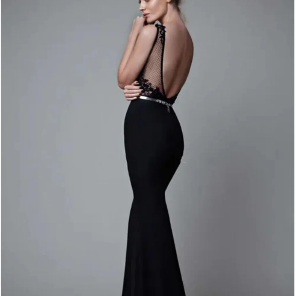 Glamor Black Sexy Mermaid Ballgown Boat Neck Illusion Bustier Sleeveless Appliqué Backless Evening Gown Formal 2024