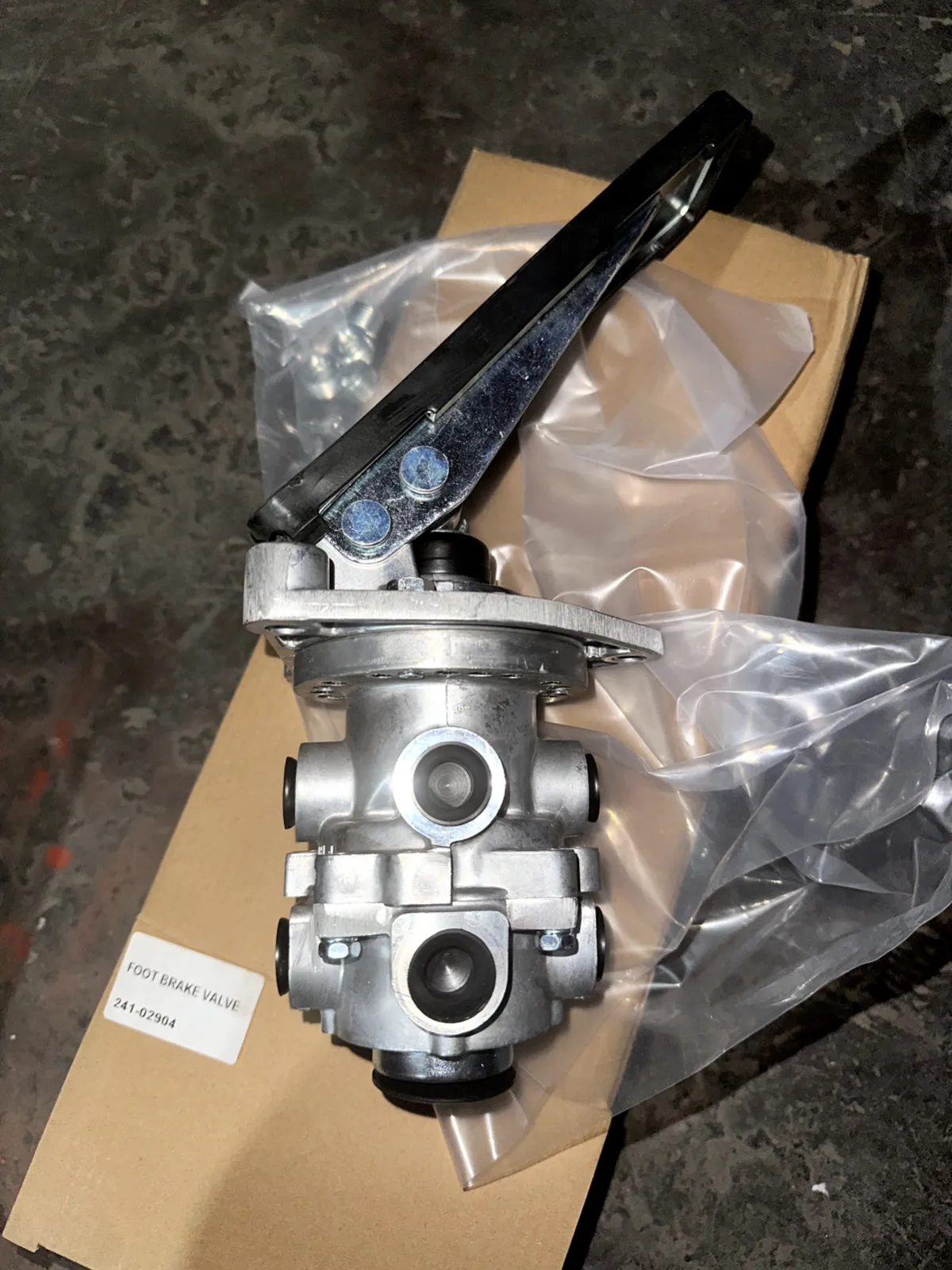 

FOR NISSAN UD CW520 RF8 TRUCK BRAKE MASTER VALVE FOOT VALVE 241-02904